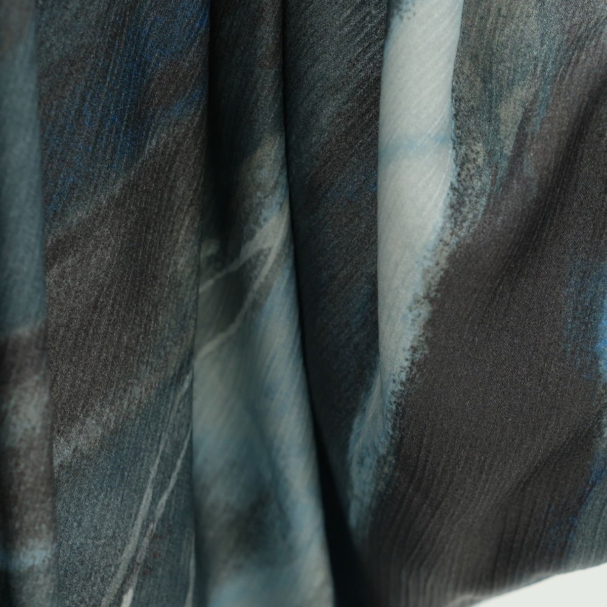 Cardigan Abaya Imprimé Aquarelle Luxueux et Modeste | Robe à Motif Abstrait Bleu-Gris avec Silhouette Fluide (MOA172)