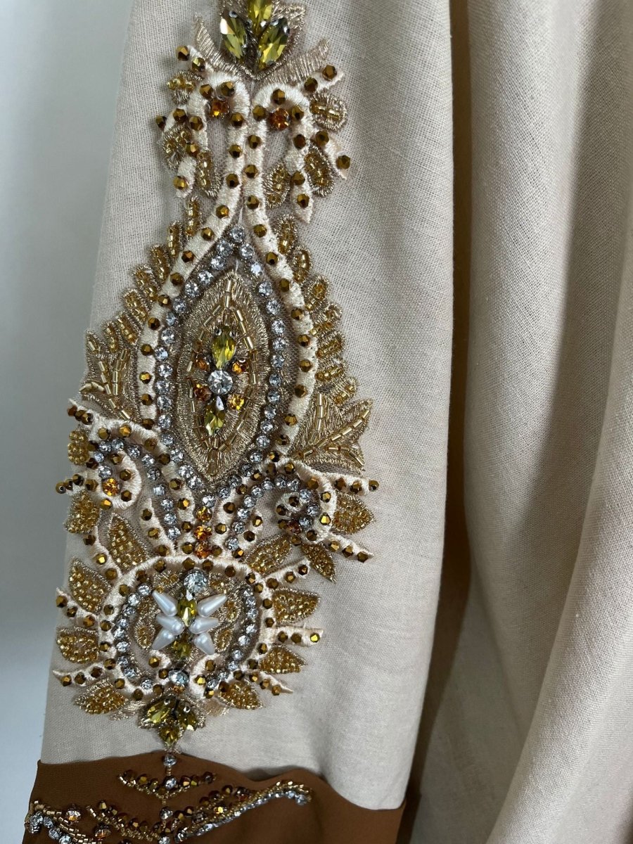 Veste Abaya de Luxe en Perles Rouille pour Mariage et Fêtes Musulmanes, Kaki avec Broderie Dorée Contrastante (MOA158)