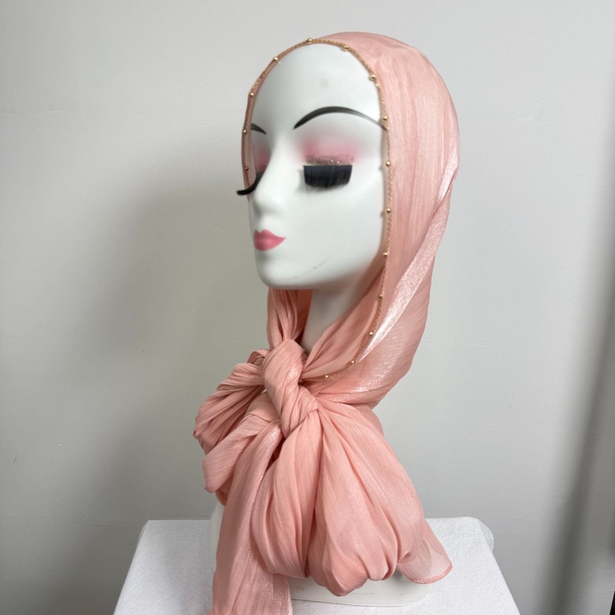 Hijab en satin froissé avec bordure perlée et chaîne dorée (MH238)