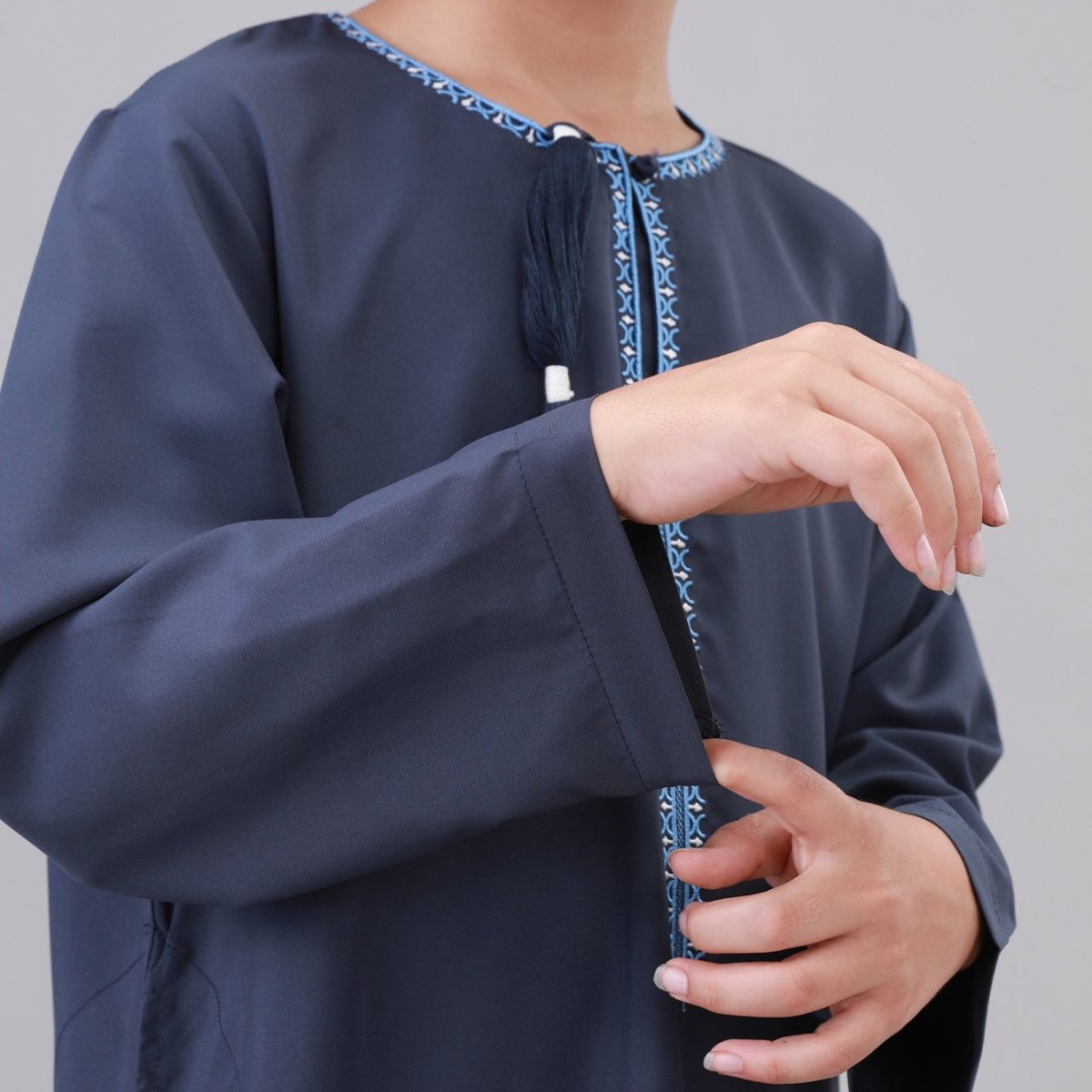 Thobe brodé pour garçons avec détail à pompon (MKB016)
