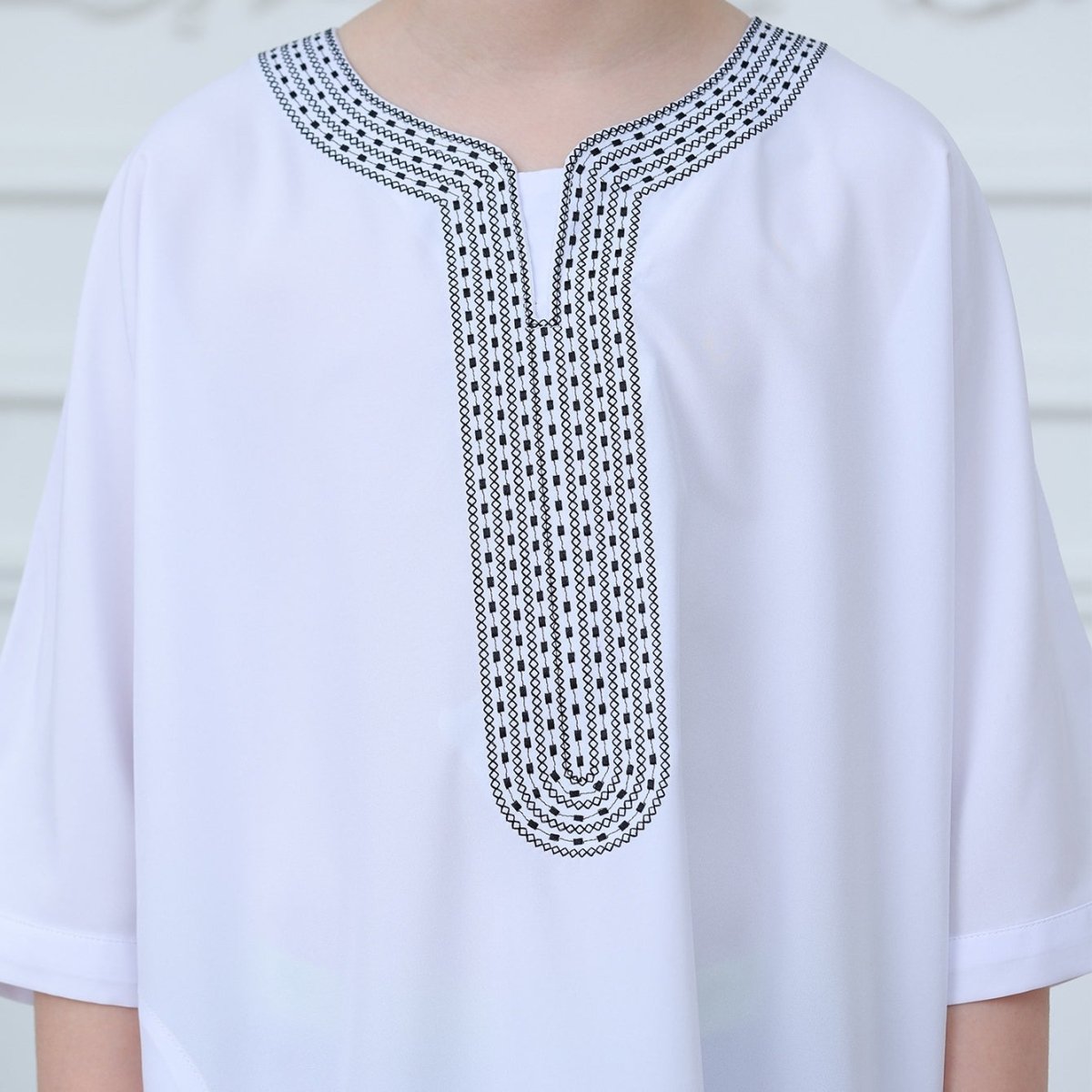 Thobe islamique noir avec bordure géométrique (MKB018)