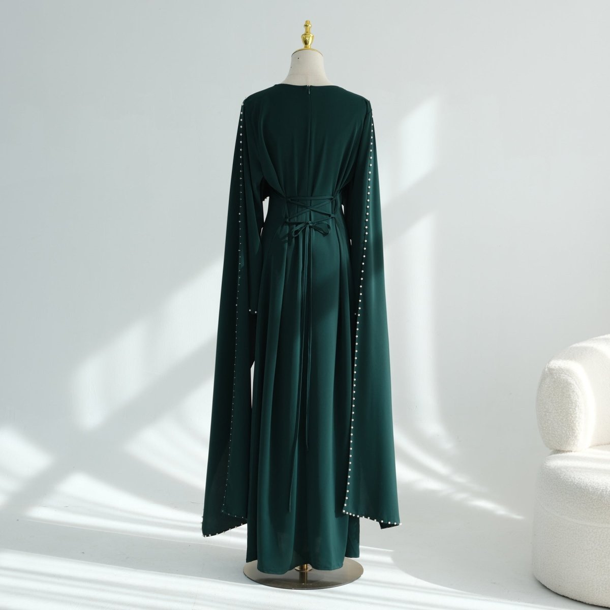 Robe Maxi Nida à Manches Cape et Perles Brodées à la Main (MS439)