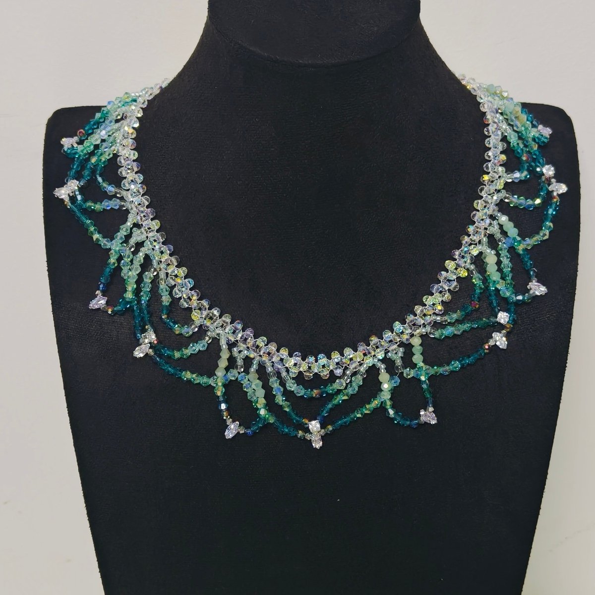 Collier de perles tissé à la main | Ras-de-cou en perles de verre et perles de coquillage | Collier en perles de rocaille au motif complexe (MAC343)