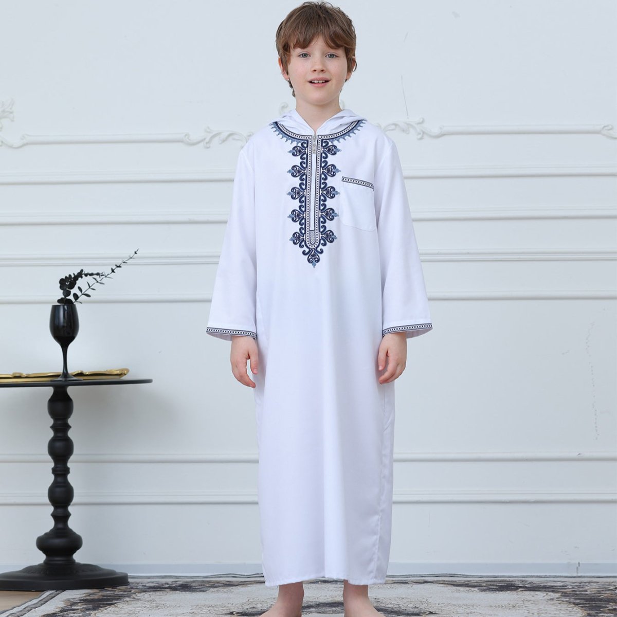 Thobe brodé pour garçons musulmans avec capuche et poches (MKB014)