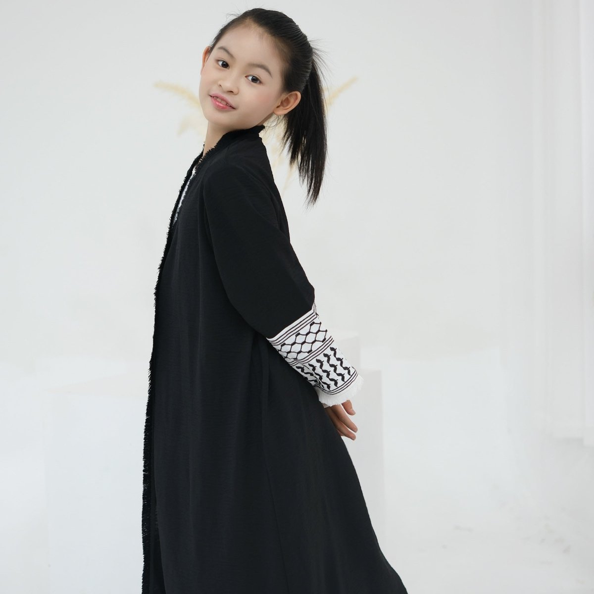 Abaya enfant Keffiyeh à pompons brodés (MKG014)