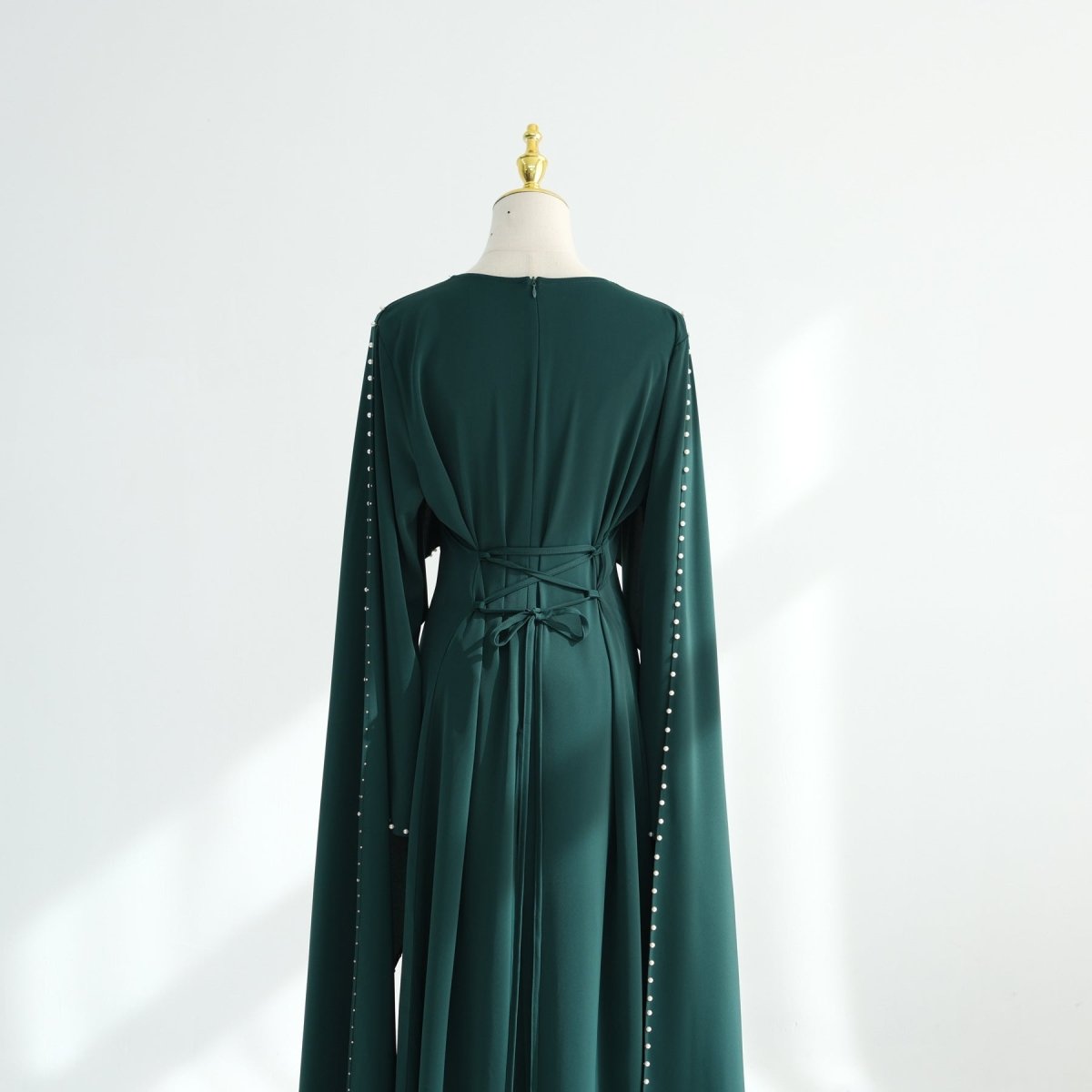 Robe Maxi Nida à Manches Cape et Perles Brodées à la Main (MS439)