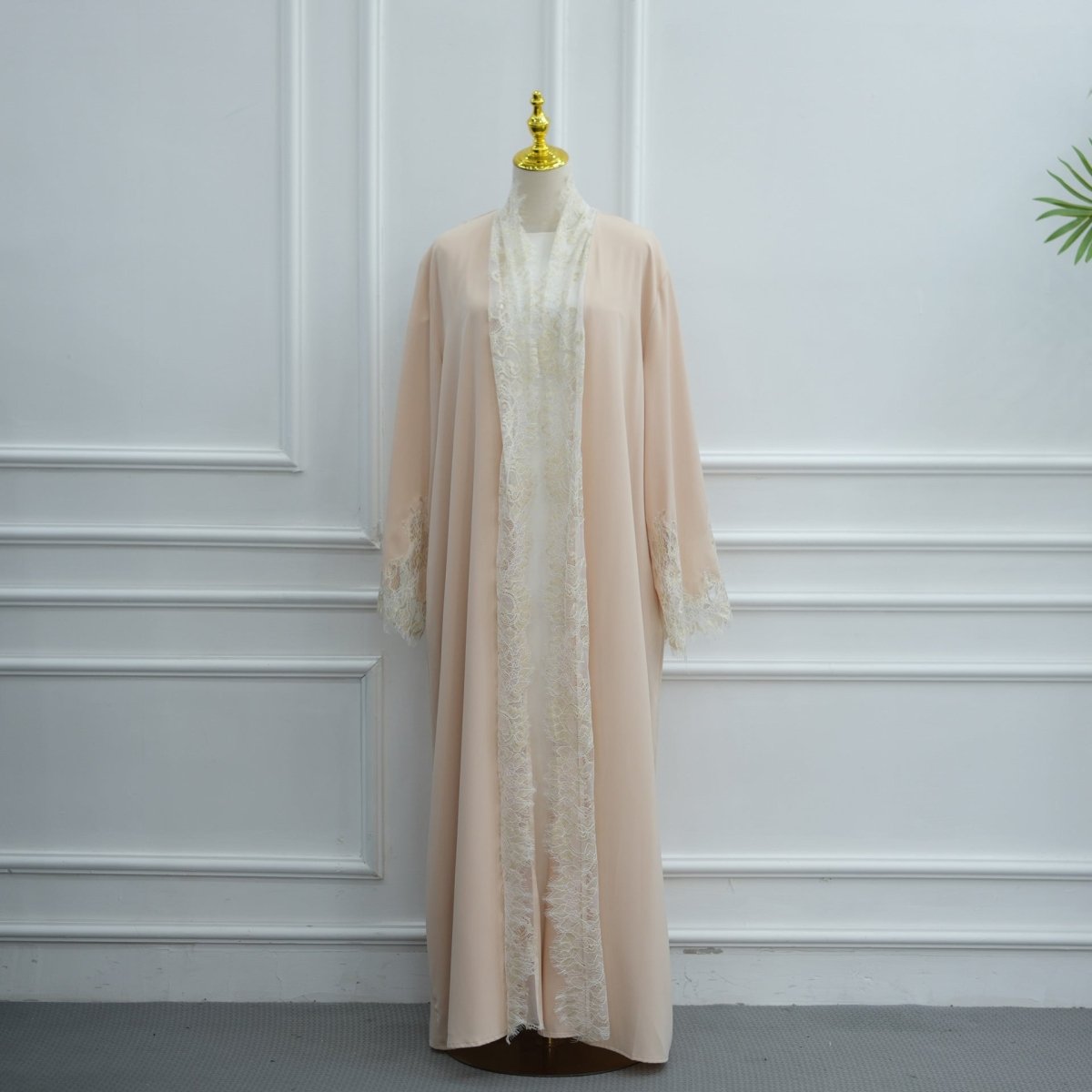Abaya ouverte à manches évasées avec panneaux en dentelle et poches (MOA332)