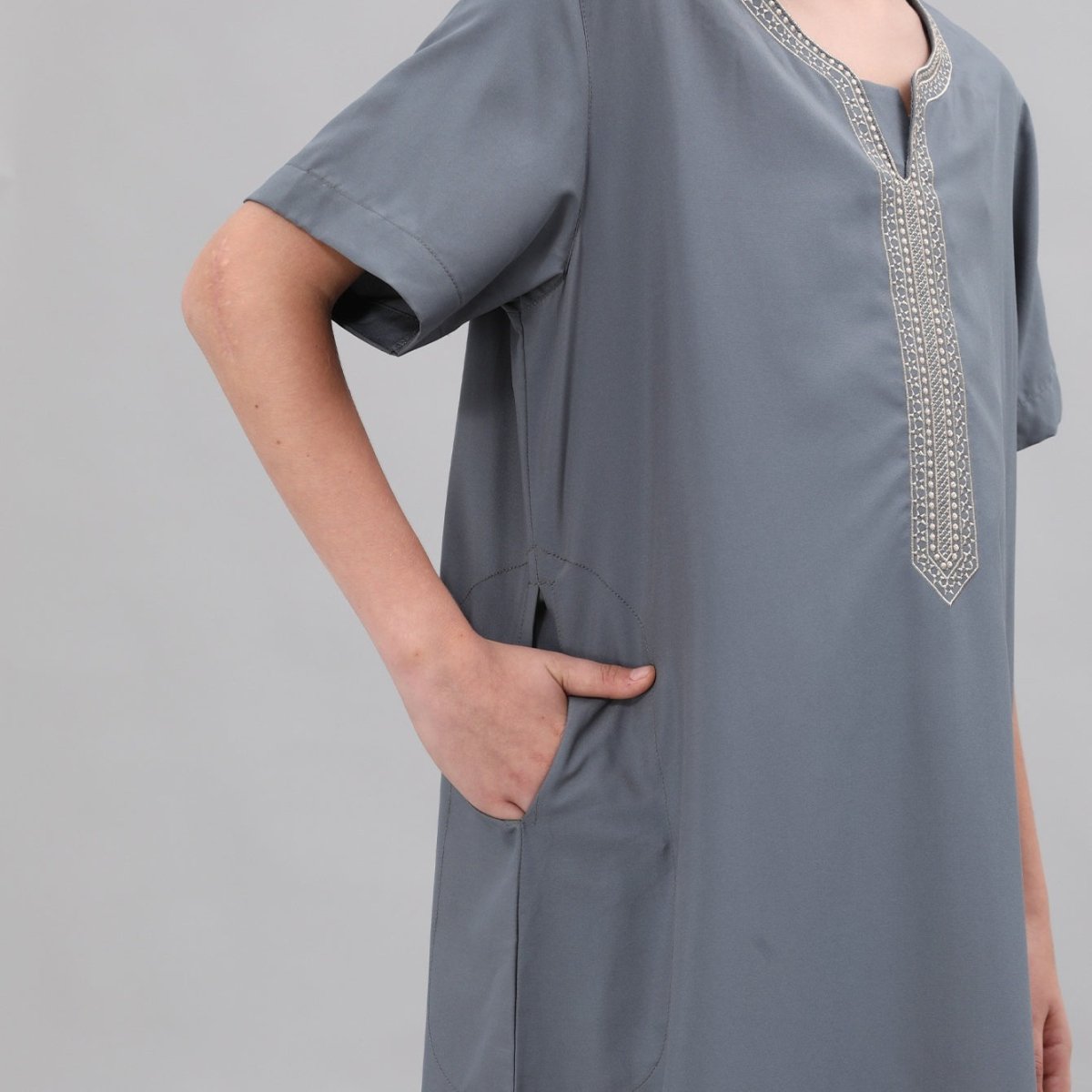Qamis brodé pour garçons avec poches latérales (MKB035)