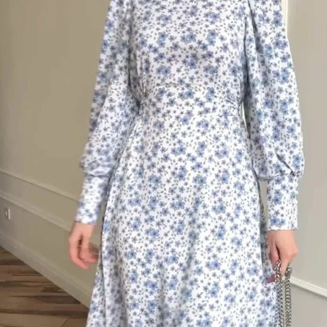 Robe Maxi en Satin Fleuri Printanier | Robe à Col Montant et Manches Bouffantes avec Ceinture Ajustable - Imprimé Botanique Bleu et Blanc (MA236)