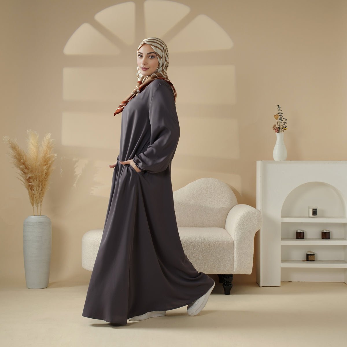 Abaya Essentielle Coupe Parapluie avec Poches Polyvalentes Premium (UKMA113)