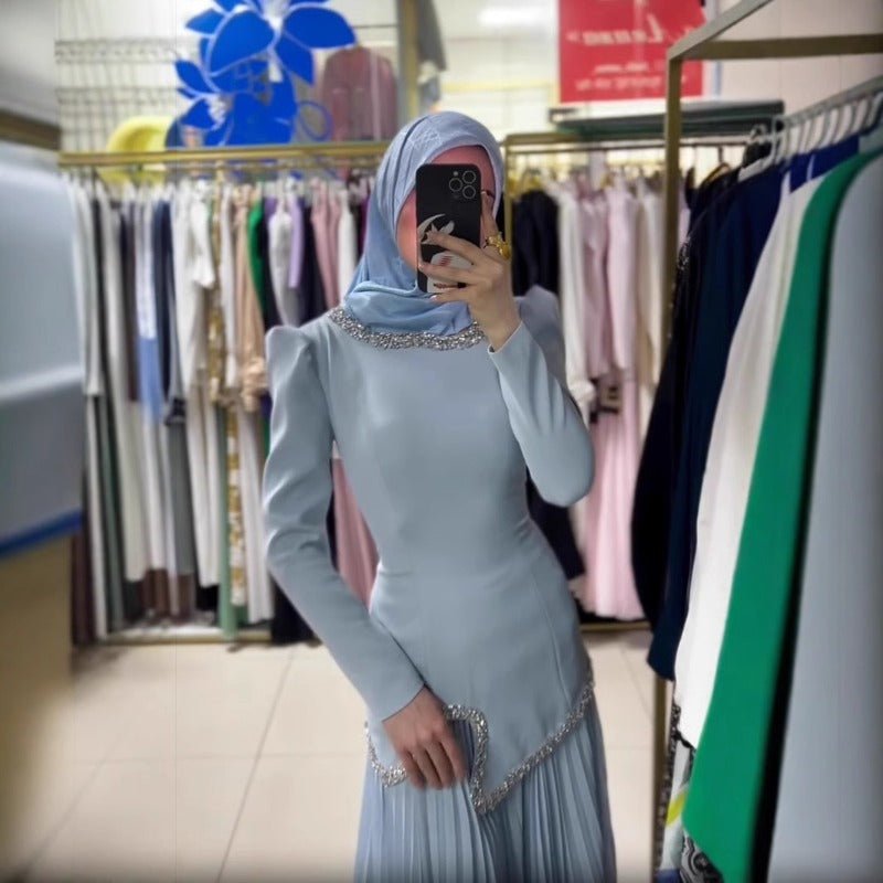 Robe Abaya Plissée Élégante avec Col et Taille Ornés de Diamants | Robe Maxi Musulmane Modeste avec Détail de Bride au Dos (MA294)
