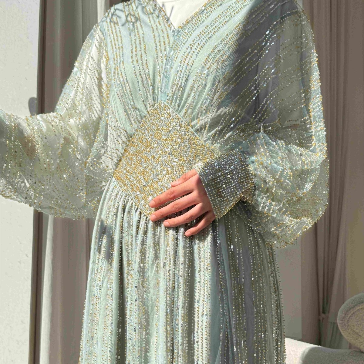 Abaya élégante ornée de cristaux à taille marquée (MA391)