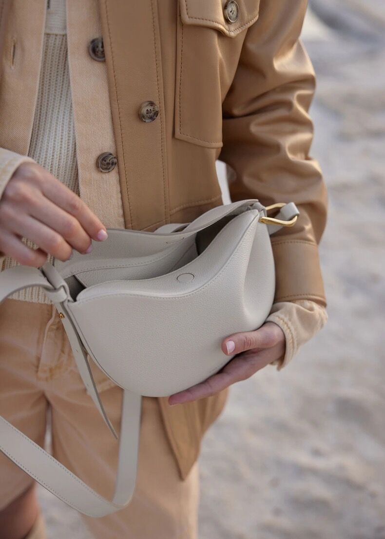 MAC182 Sac besace à bandoulière asymétrique en texture Lychee