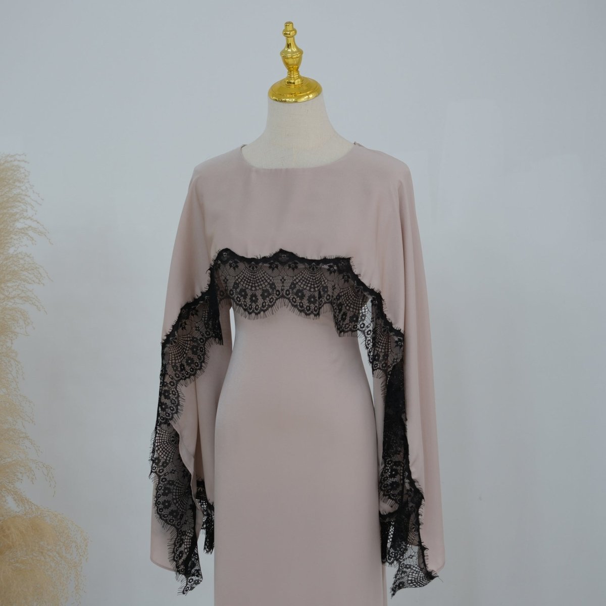 Robe Maxi en Satin avec Empiècement en Dentelle et Cape Fixe (MS438)