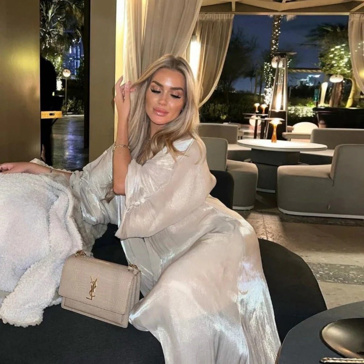 Abaya Ouverte en Satin Brillant | Abaya Brillante à Manches Volantes (MOA141)
