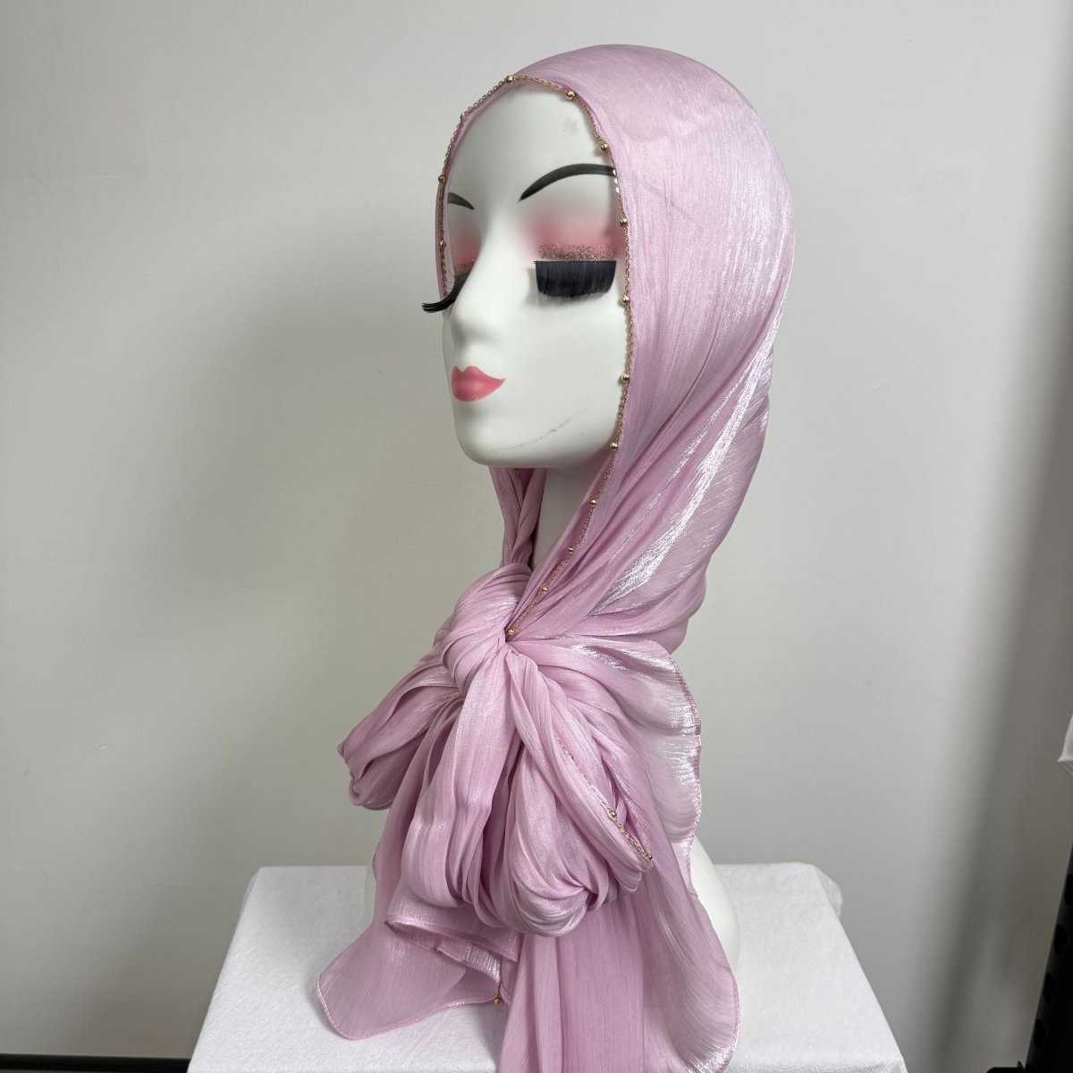 Hijab en satin froissé avec bordure perlée et chaîne dorée (MH238)