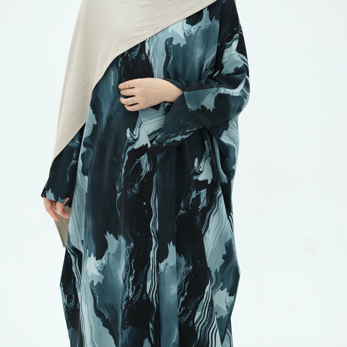 Cardigan Abaya imprimé élégant, motifs floraux géométriques artistiques, mode islamique modeste (MOA154)