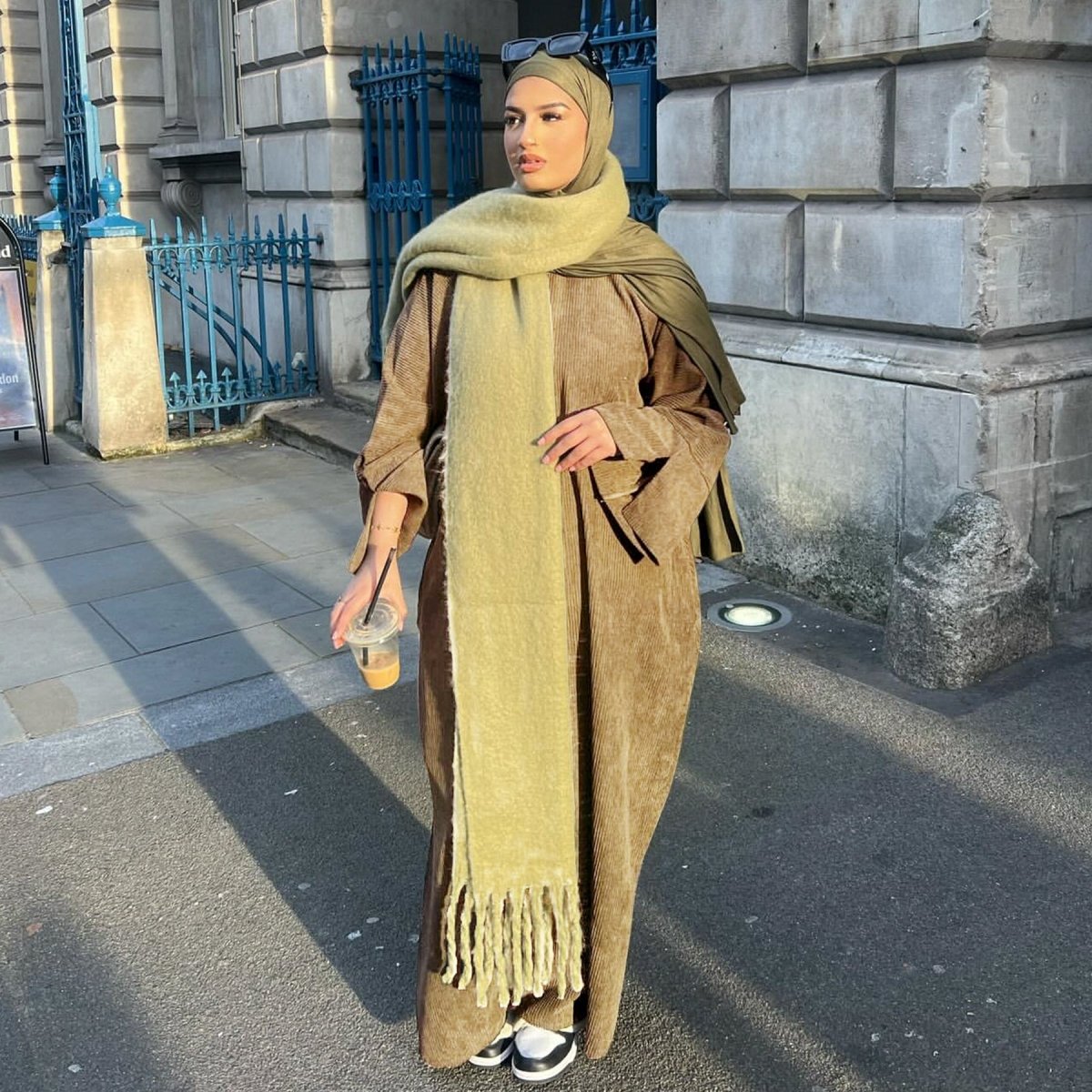 Abaya en velours côtelé unie et simple | Abaya modeste chaude en velours côtelé pour l'automne ou l'hiver (MA129)