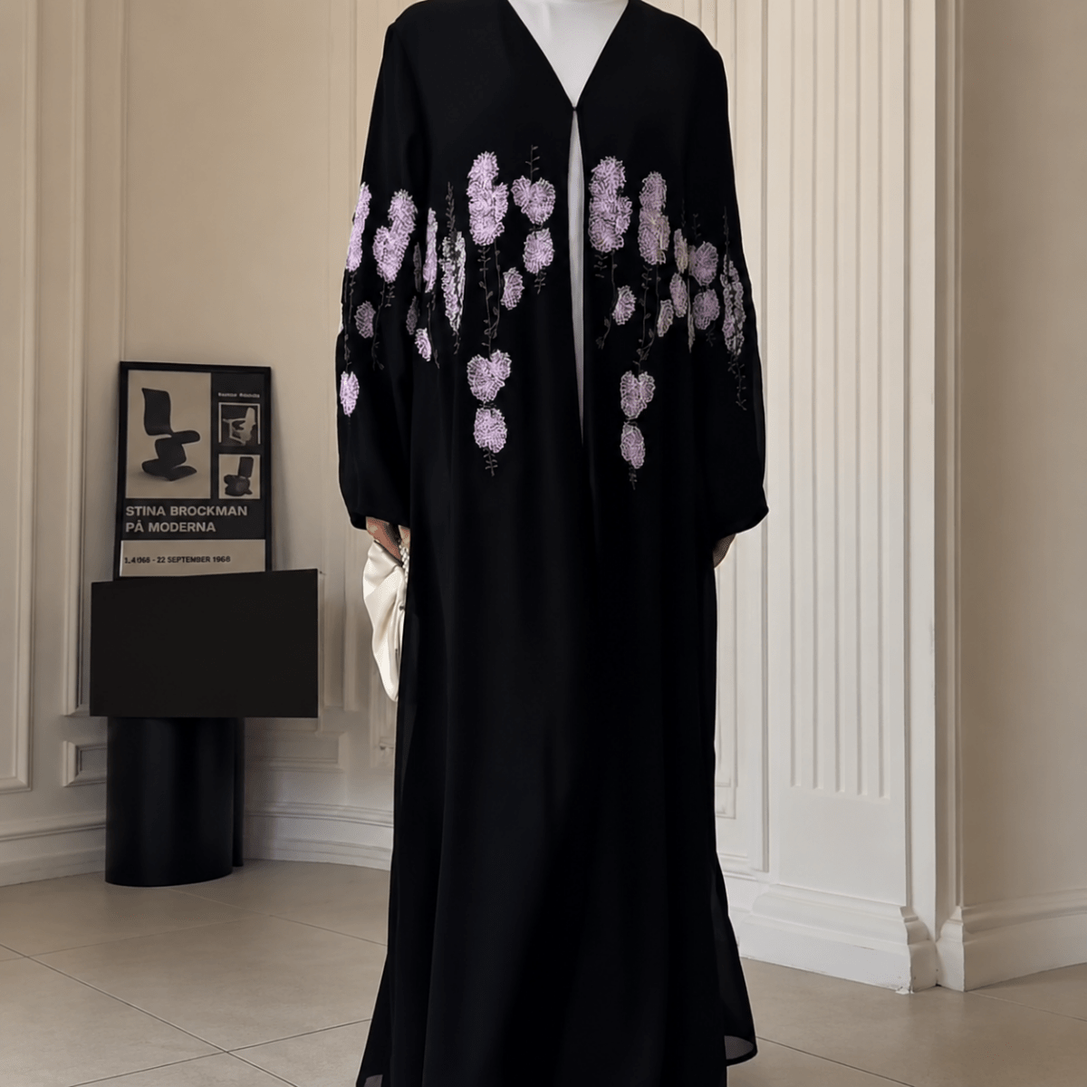 Abaya ouverte en mousseline double épaisseur, brodée de motifs floraux de luxe (MOA308)