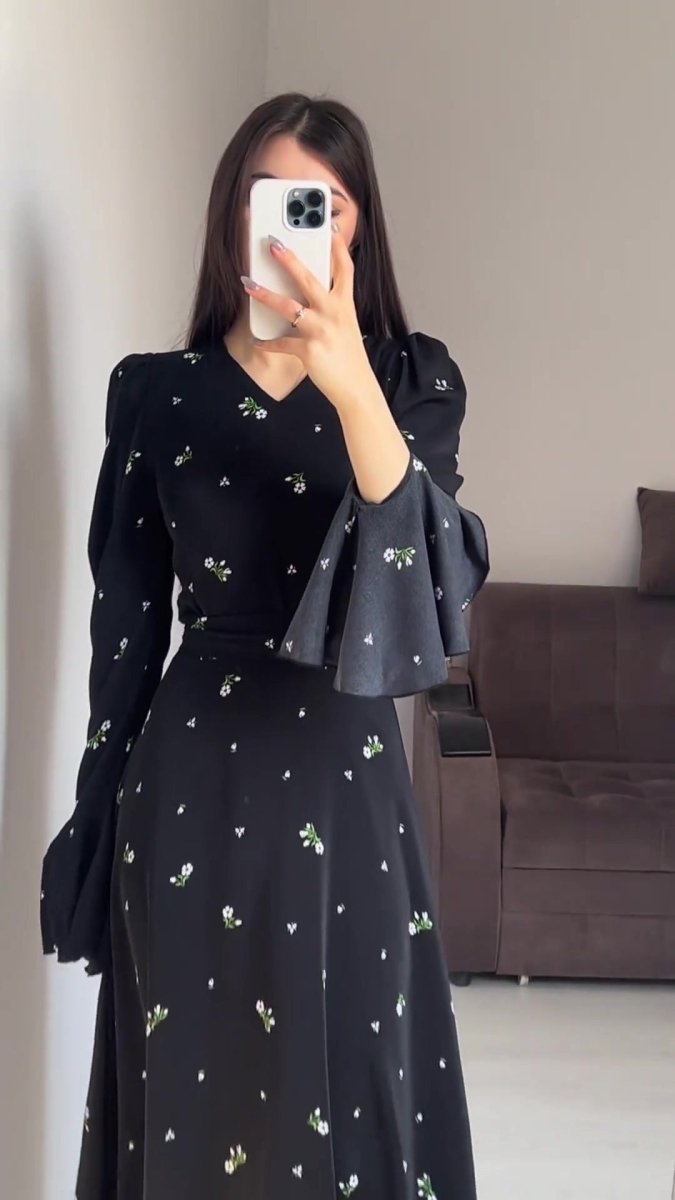 Robe Abaya Modeste Col en V Boho en Mousseline, Motif Floral Noir, Manches Cloche Fleur de Lotus Évasées (MA202)