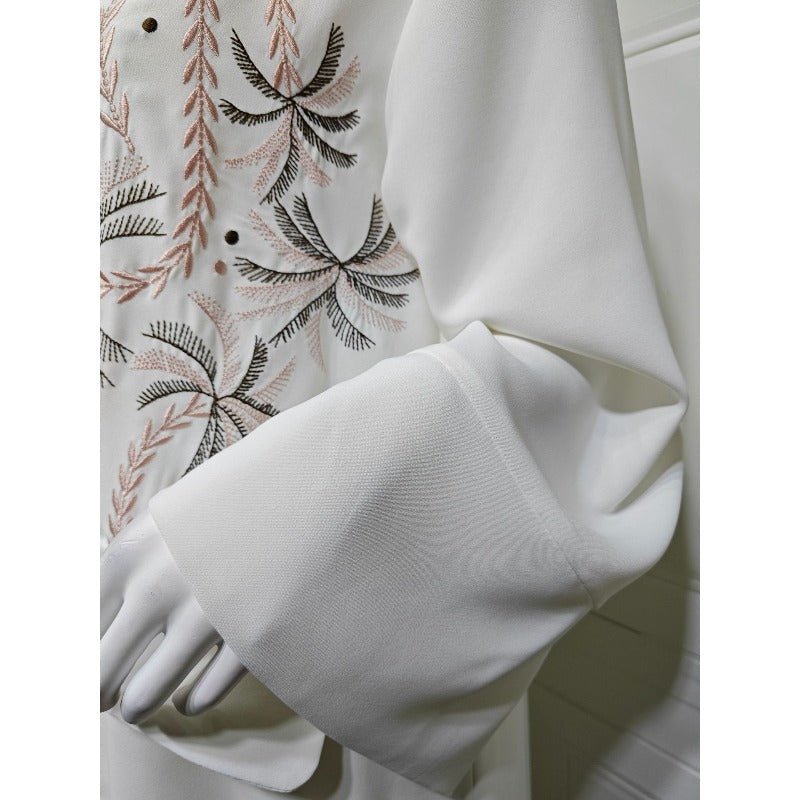 Abaya en tissu soie glacée froissée brodée à col en V (MOA234)