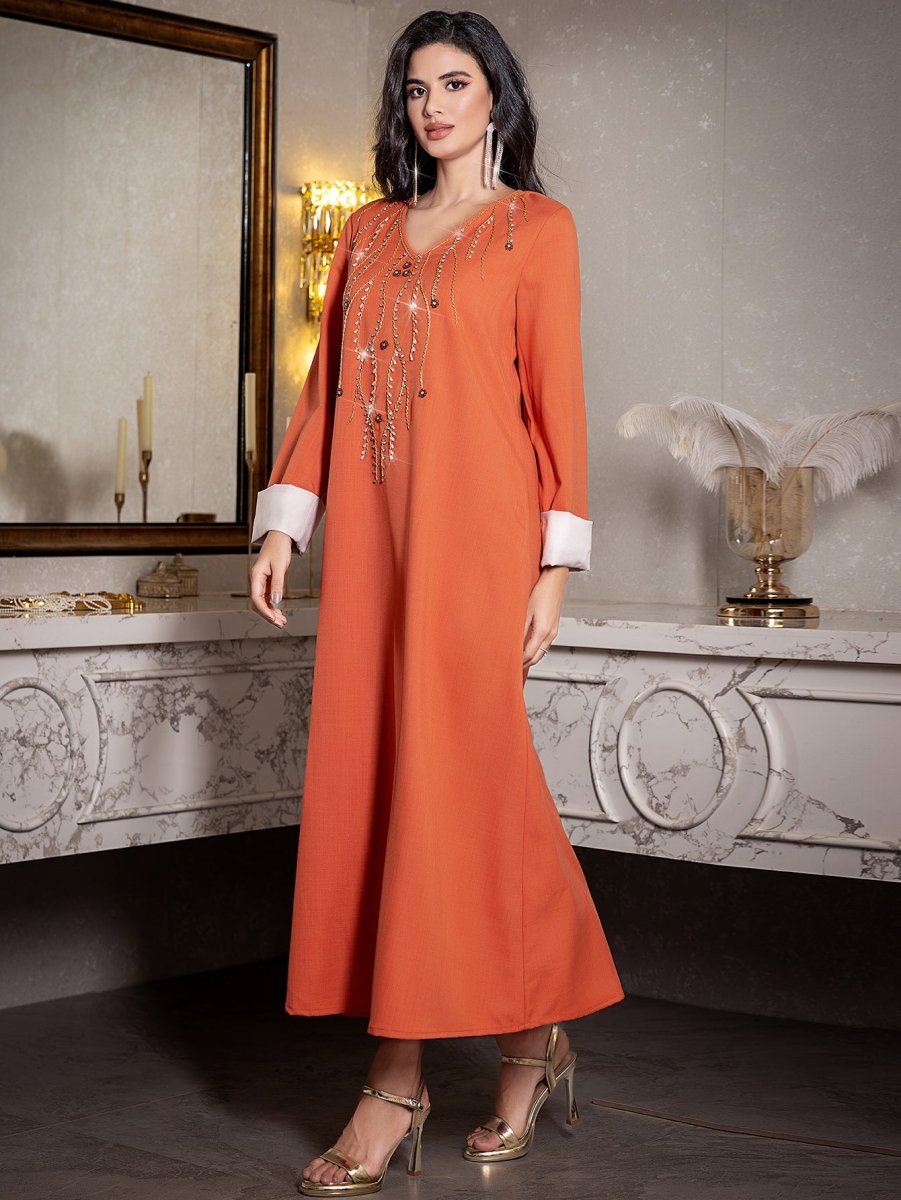 Élégante robe Abaya orange à col en V, coupe ample, ornée de strass et perles cousus à la main, avec poignets contrastants (MA191)