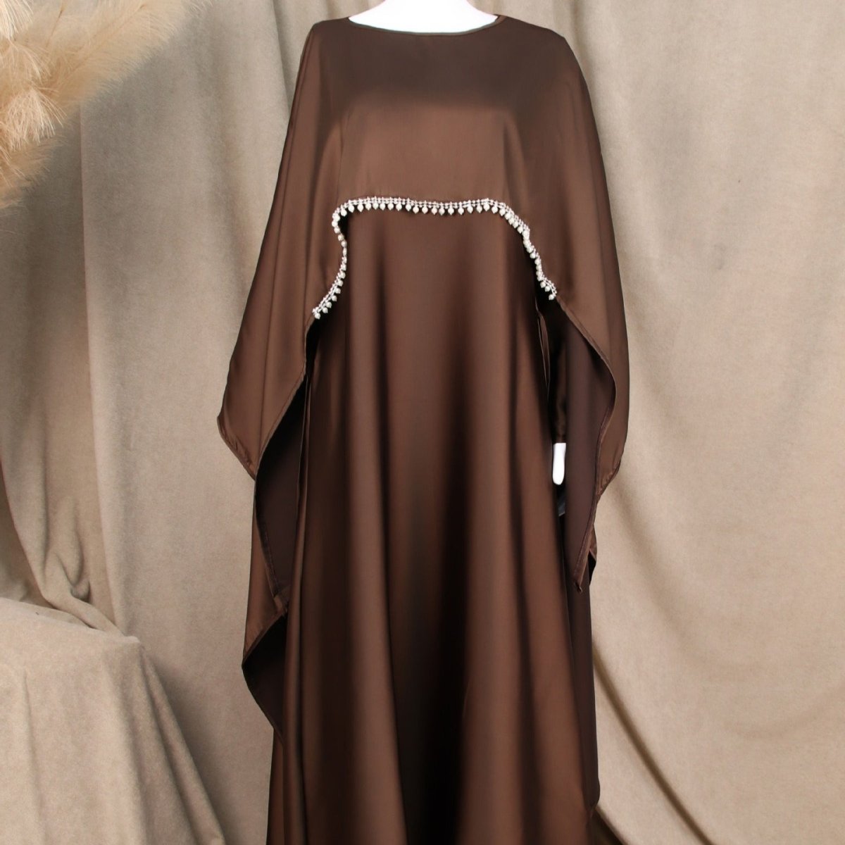 Abaya élégante en satin avec cape en strass | Robe de soirée modeste luxueuse (MA327)