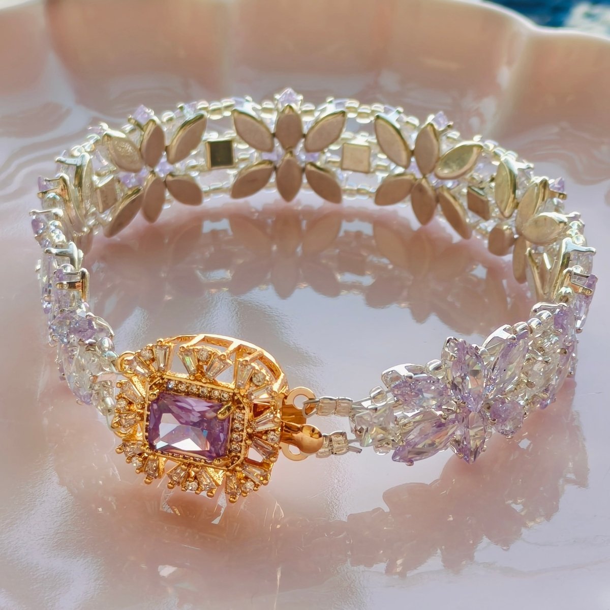 Bracelet floral en cristal fait main | Bijou étincelant à forte présence | Accessoire élégant inspiré de l'art pour femmes (MAC348)