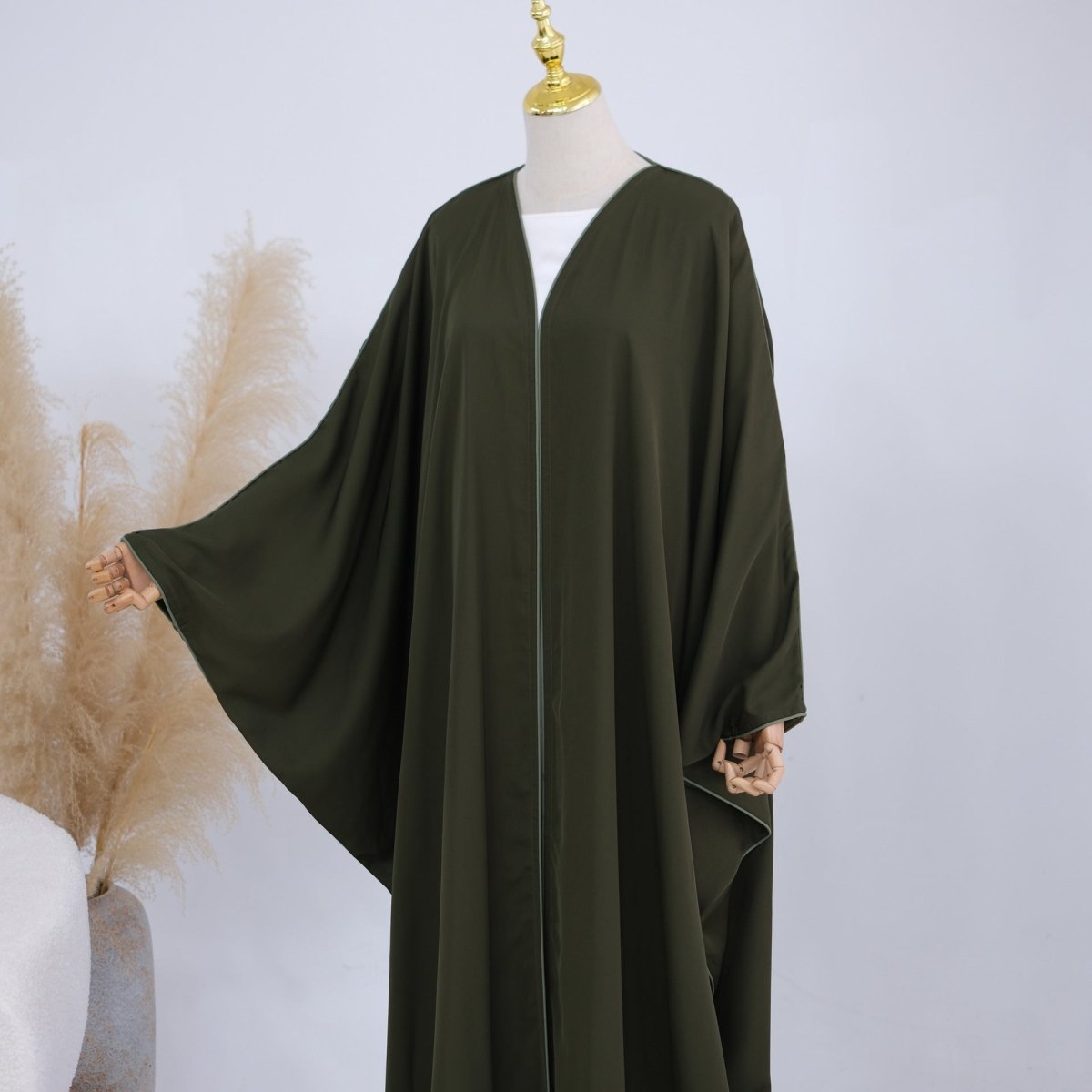 Abaya ouverte manches chauve-souris avec liseré contrastant (MOA325)