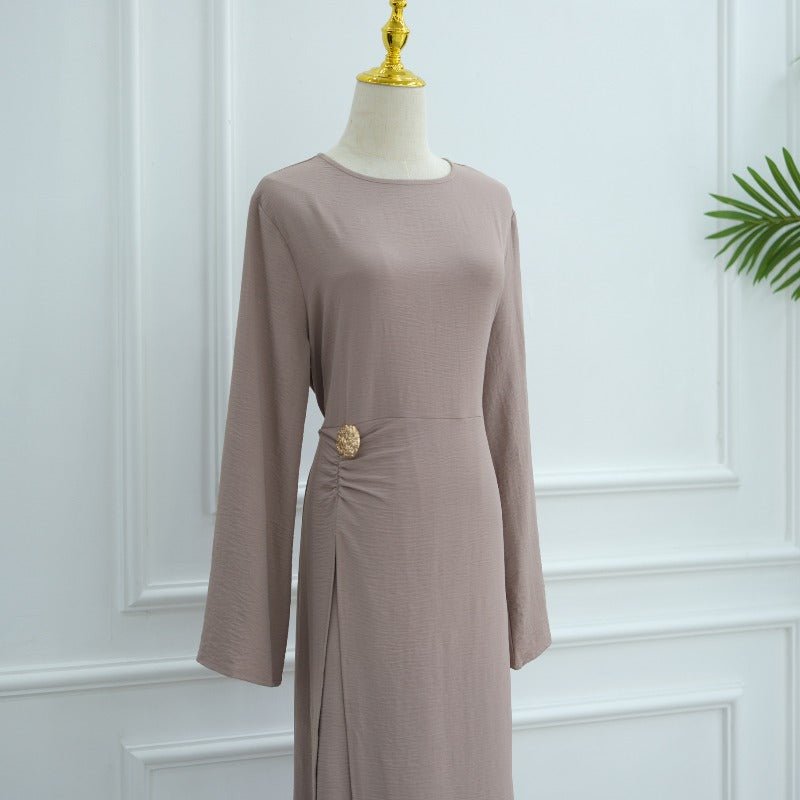 Robe de travail évasée en soie glacée froissée, col rond, avec bouton décoratif et ceinture intégrée (MA308)