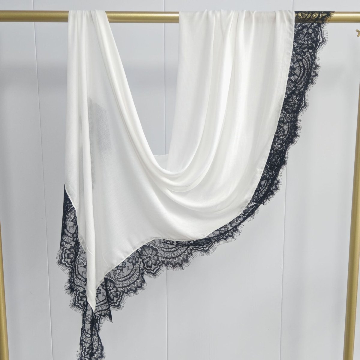 Hijab en rayonne avec bordure en dentelle (MH211)