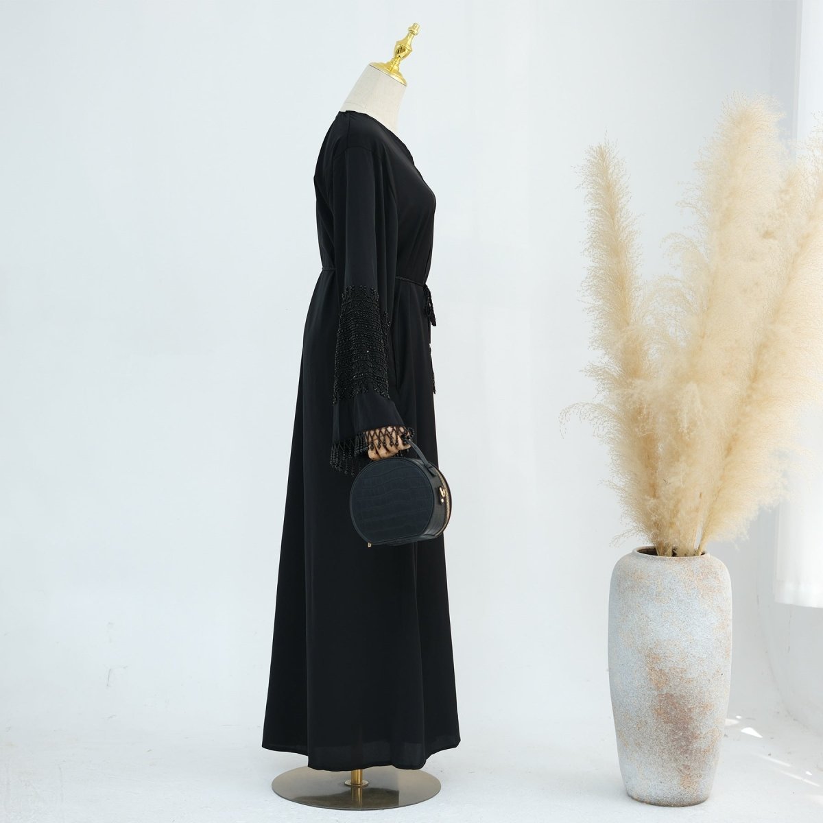 Abaya ouverte à manches évasées avec broderie perlée (MOA334)