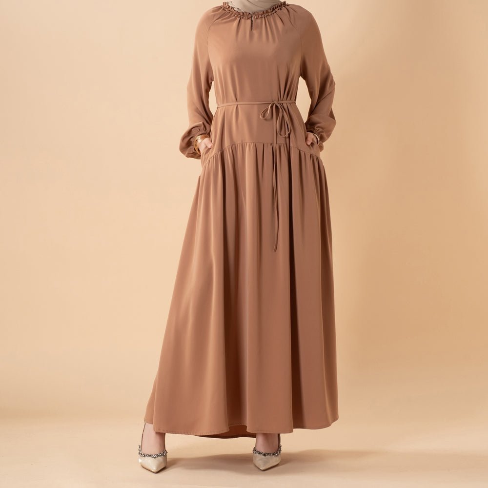 Robe maxi plissée coupe décontractée avec finition volantée et ceinture nouée (MA424)