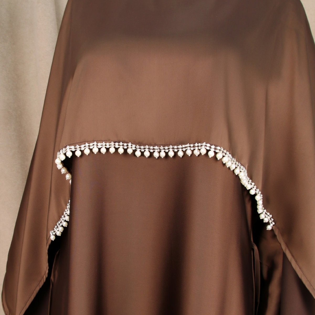 Abaya élégante en satin avec cape en strass | Robe de soirée modeste luxueuse (MA327)