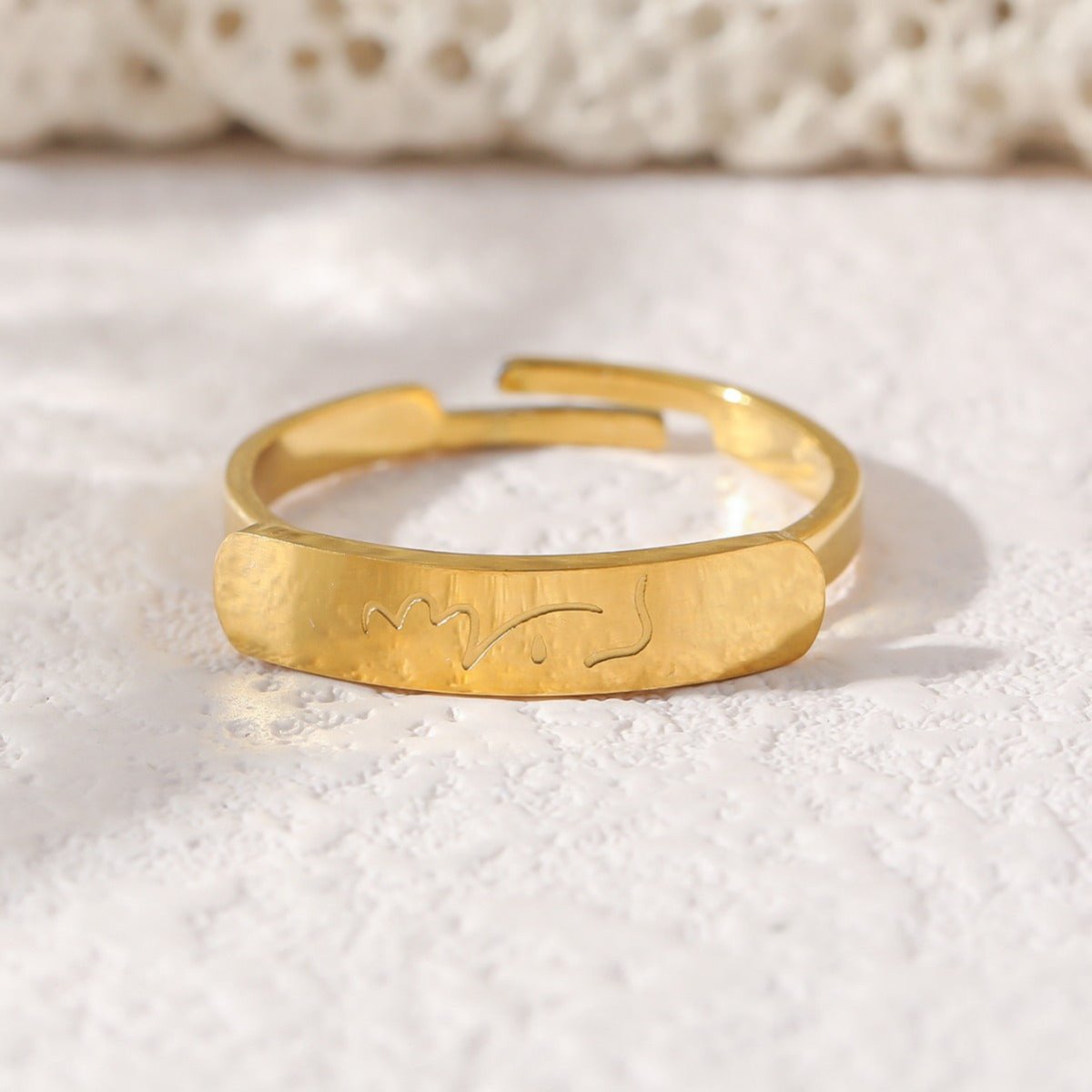 Bague simple en acier titane gravée avec motifs arabes (avec boîte cadeau) (MAC215)