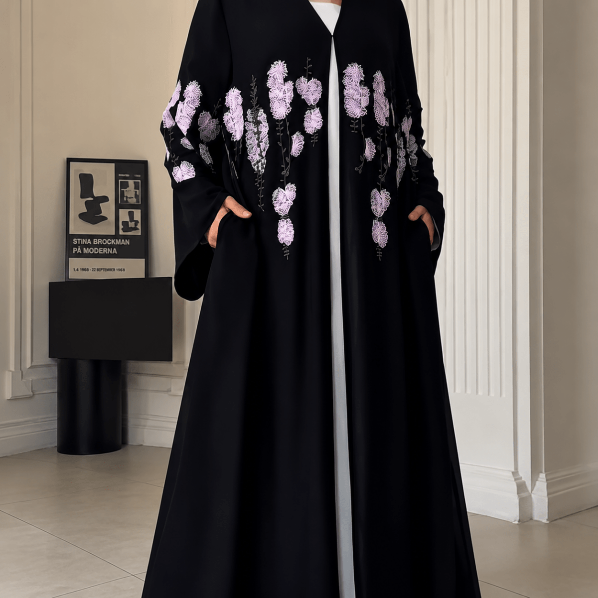 Abaya ouverte en mousseline double épaisseur, brodée de motifs floraux de luxe (MOA308)