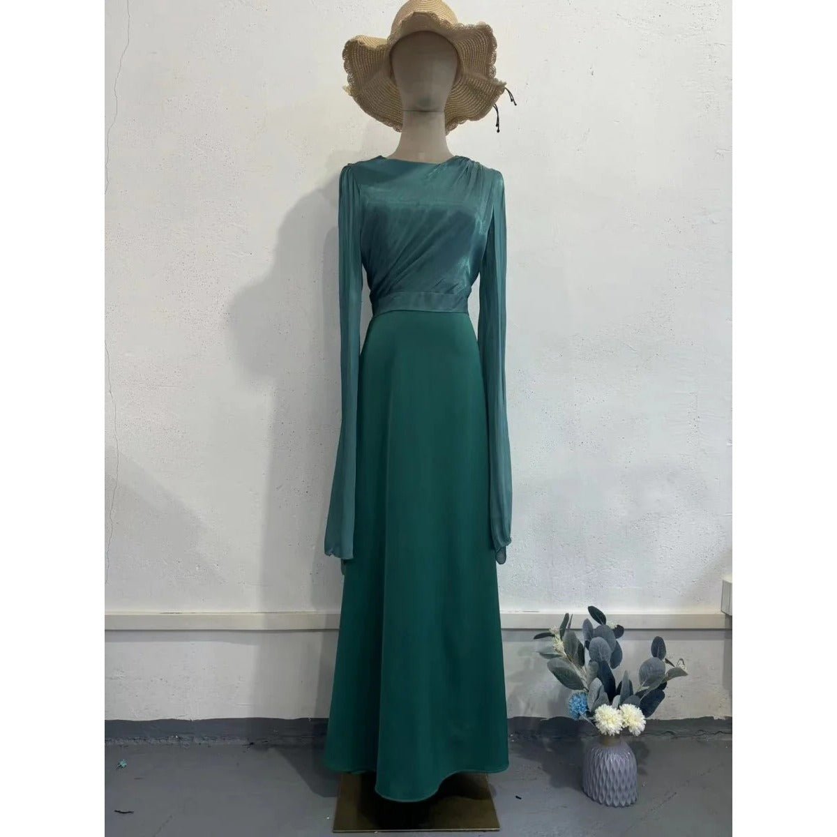 Robe d'été élégante en satin, coupe ajustée, avec manches à pendentif en fil de verre (MA161)