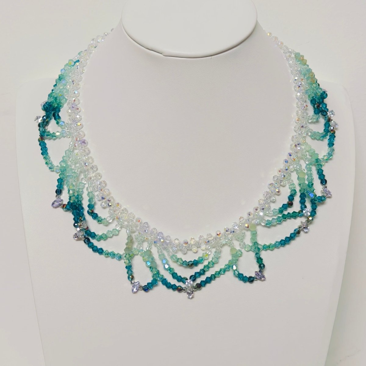 Collier de perles tissé à la main | Ras-de-cou en perles de verre et perles de coquillage | Collier en perles de rocaille au motif complexe (MAC343)