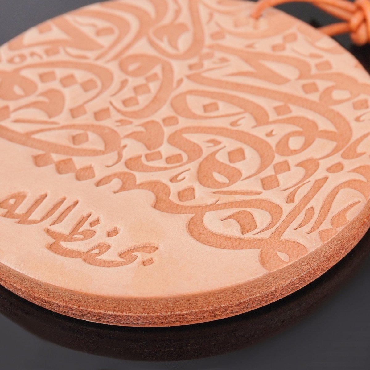 Suspension de rétroviseur islamique artisanale | Ornement de voiture islamique en cuir premium avec motif géométrique (MAC260)