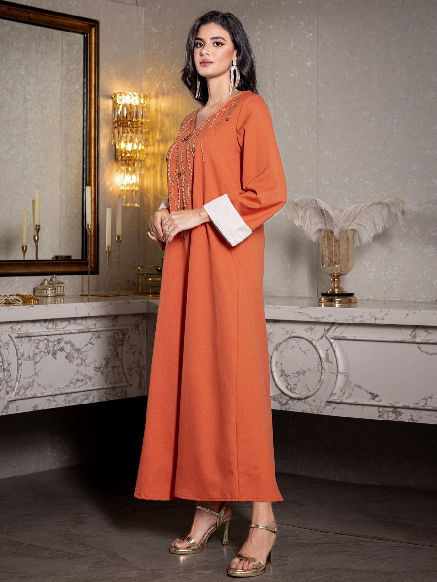Élégante robe Abaya orange à col en V, coupe ample, ornée de strass et perles cousus à la main, avec poignets contrastants (MA191)