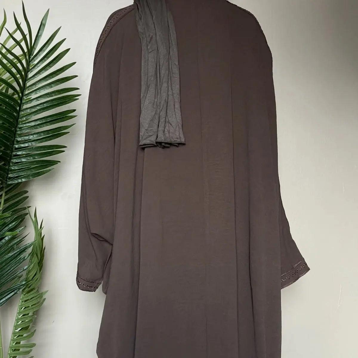 Abaya ouverte à manches chauve-souris avec broderie (MOA015)