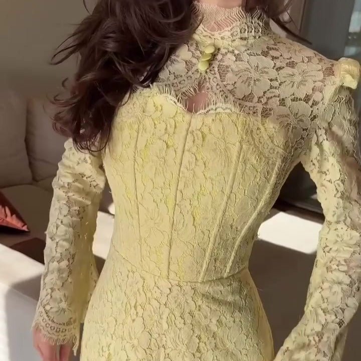 Robe de luxe en dentelle avec manches évasées (MS339)
