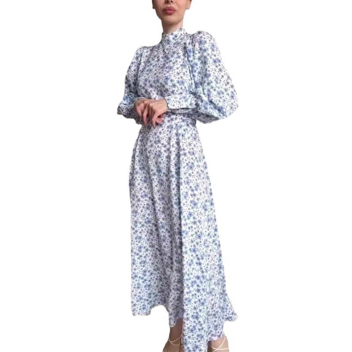 Robe Maxi en Satin Fleuri Printanier | Robe à Col Montant et Manches Bouffantes avec Ceinture Ajustable - Imprimé Botanique Bleu et Blanc (MA236)