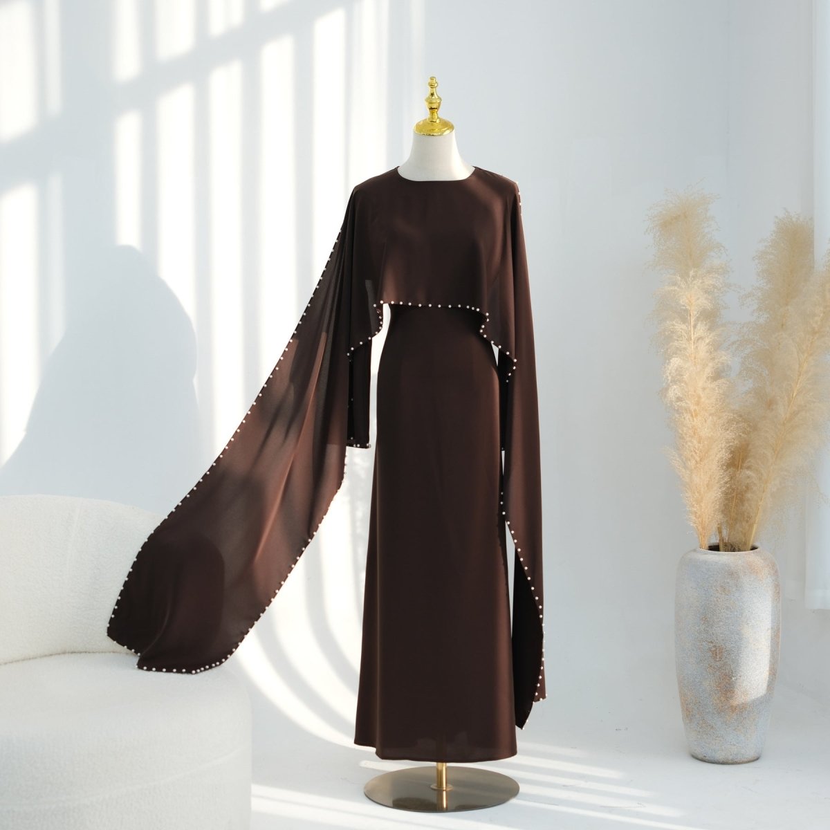 Robe Maxi Nida à Manches Cape et Perles Brodées à la Main (MS439)