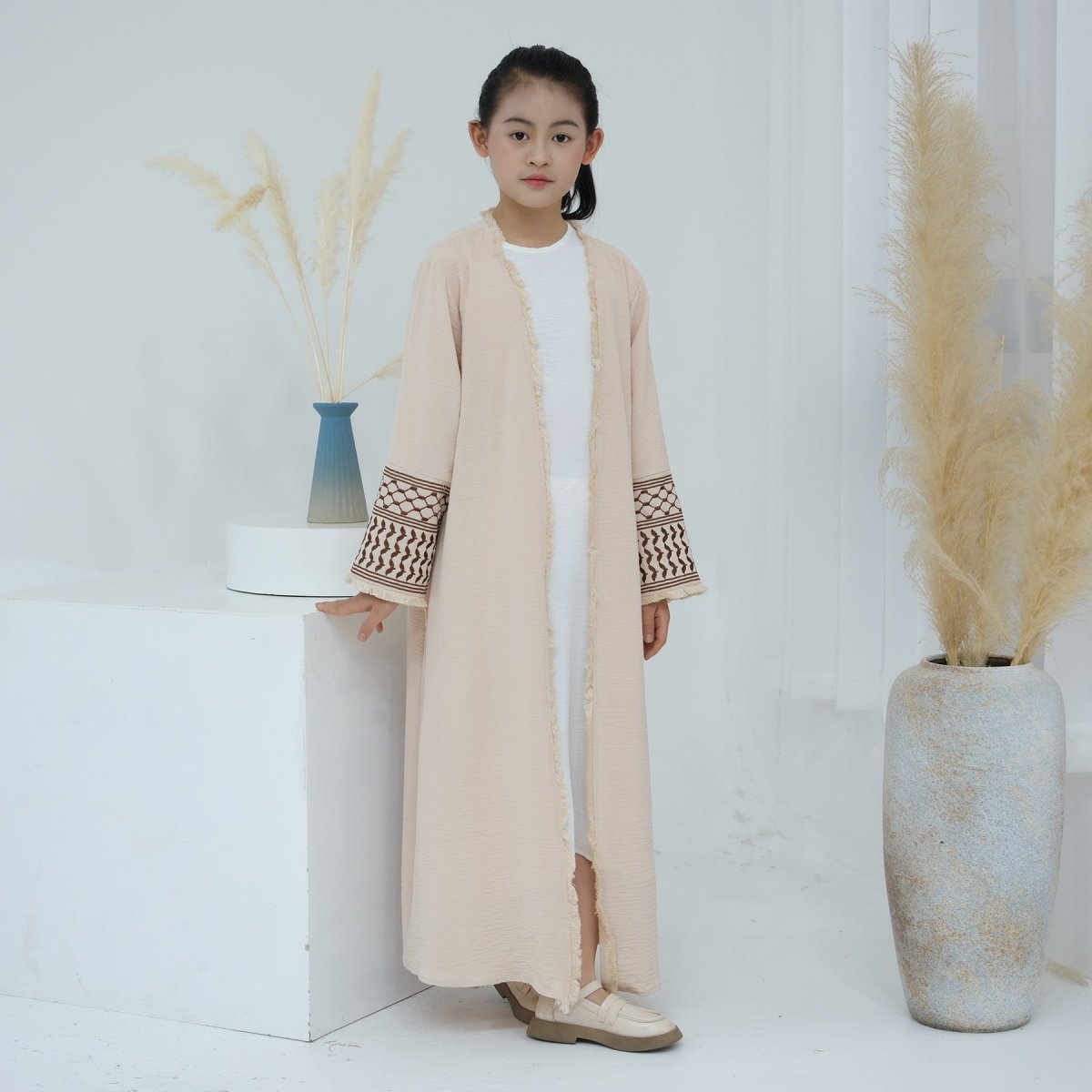 Abaya enfant Keffiyeh à pompons brodés (MKG014)
