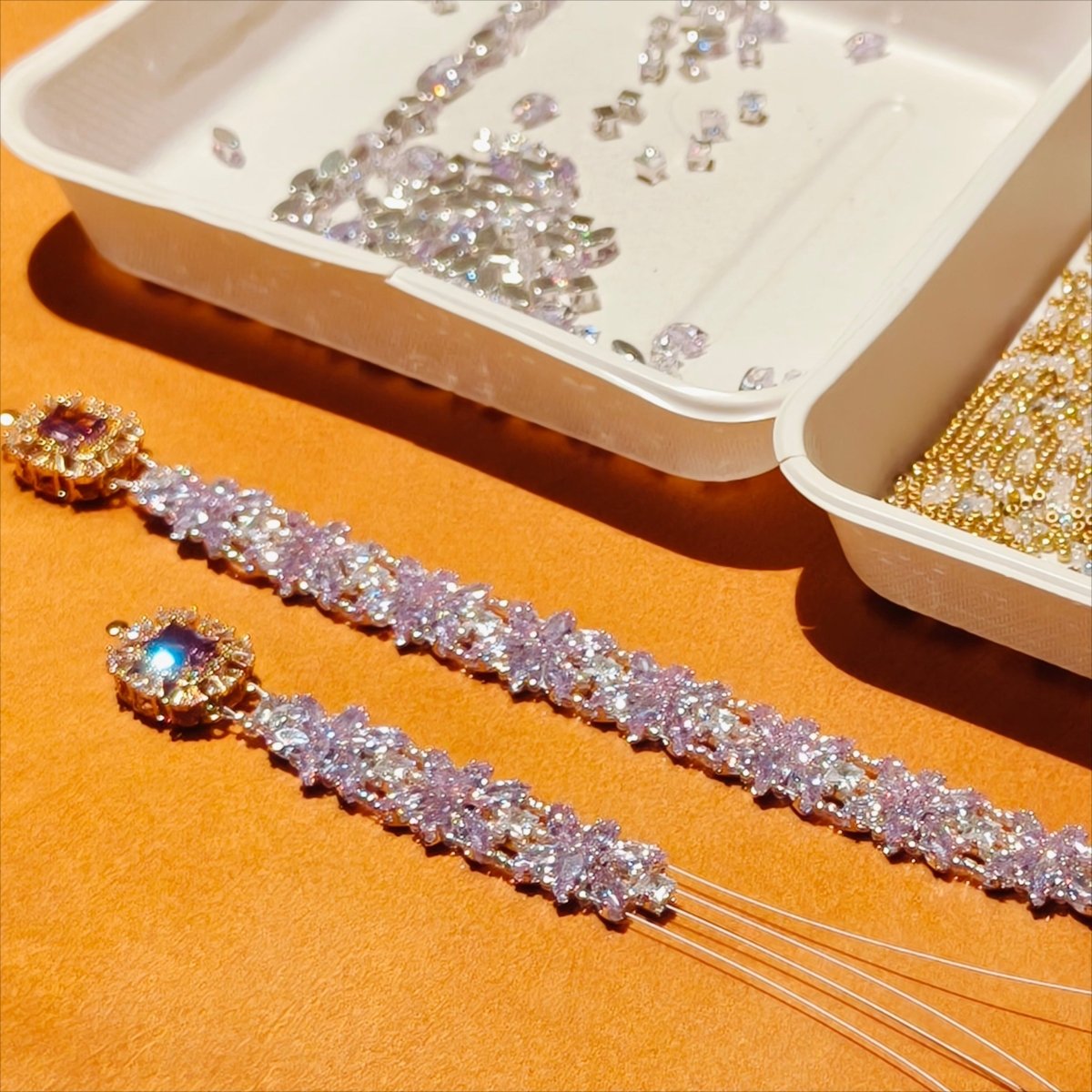 Bracelet floral en cristal fait main | Bijou étincelant à forte présence | Accessoire élégant inspiré de l'art pour femmes (MAC348)
