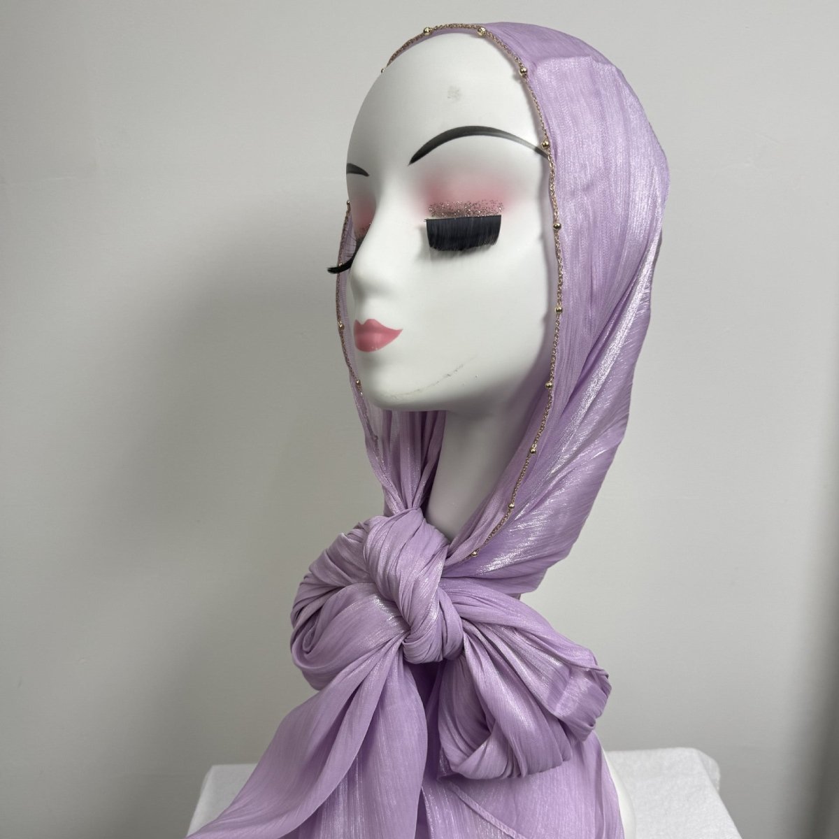 Hijab en satin froissé avec bordure perlée et chaîne dorée (MH238)