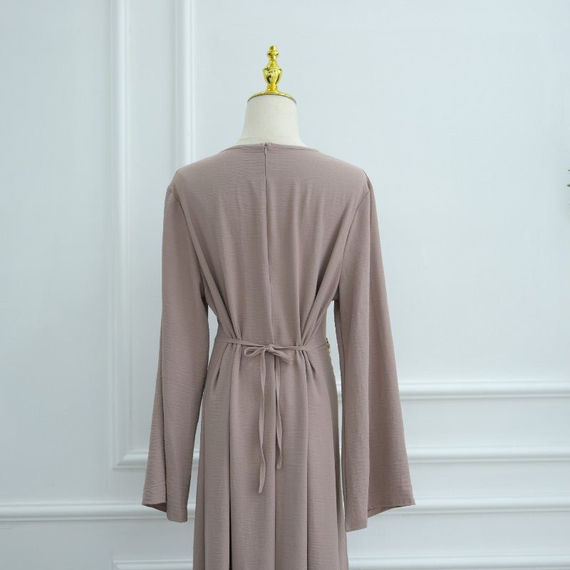 Robe de travail évasée en soie glacée froissée, col rond, avec bouton décoratif et ceinture intégrée (MA308)