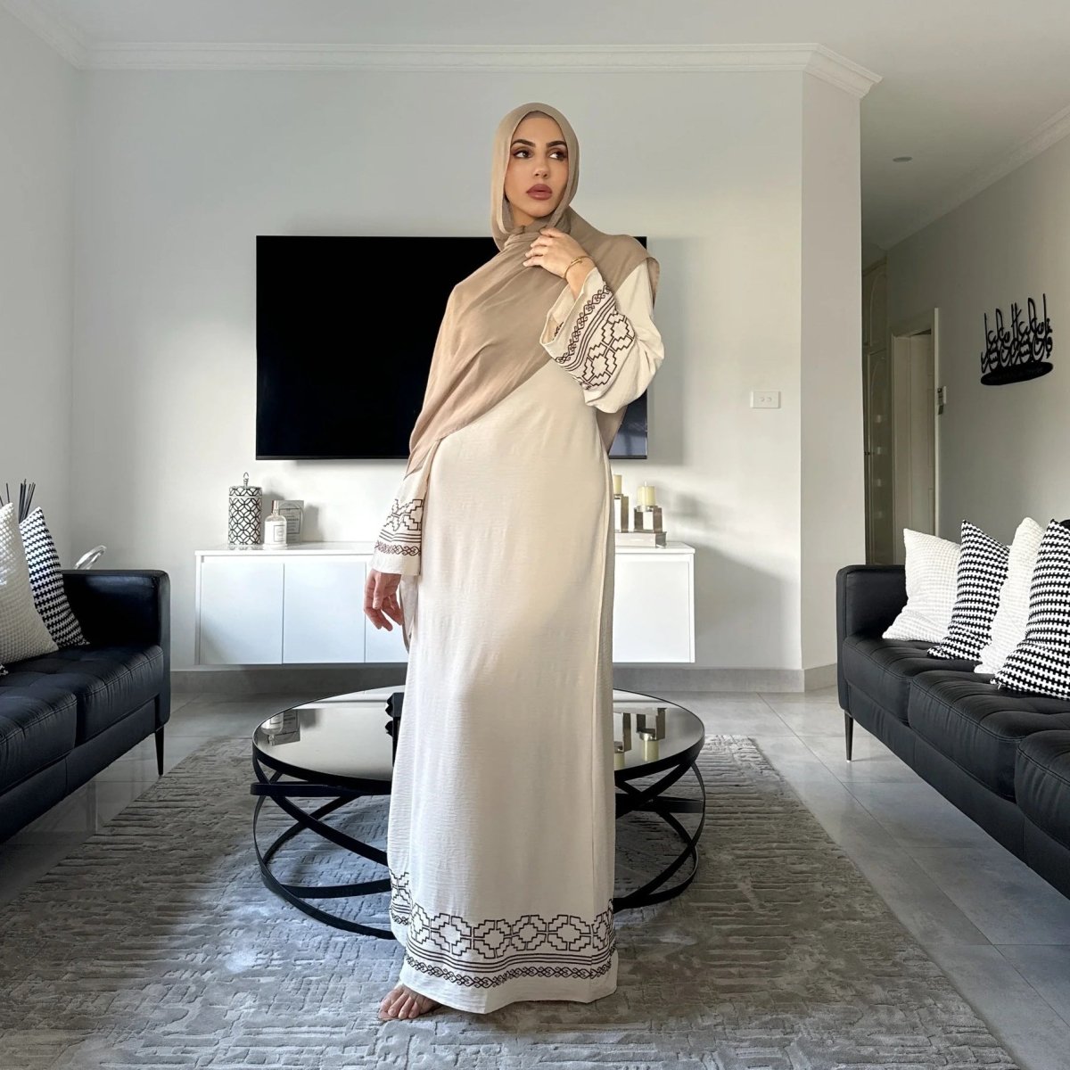 Collection d'Abayas Luxueuses et Modestes à Manches Évasées Brodées | Robes Musulmanes avec Broderie Géométrique Blanche (MA262)
