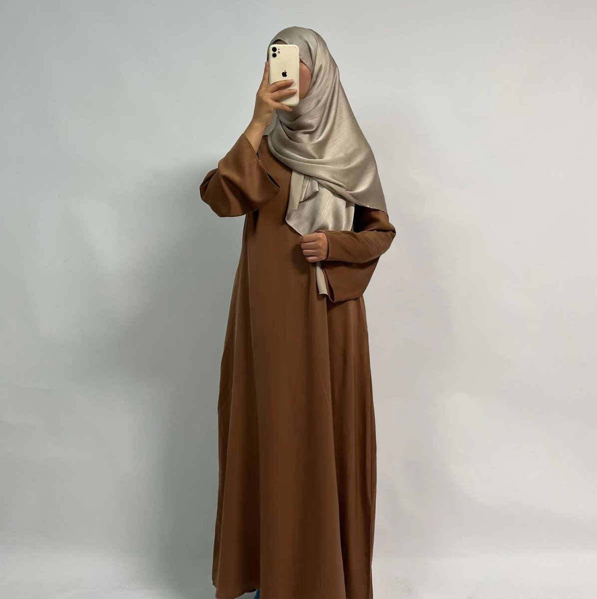 Abaya en satin unie à double poche et boutons dissimulés (MA030)